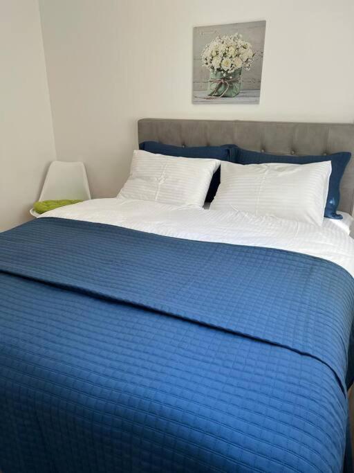 Modern Seaside Apartment With Balcony Tale Apartment โกตอร์ ภายนอก รูปภาพ