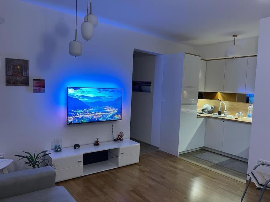 Modern Seaside Apartment With Balcony Tale Apartment โกตอร์ ภายนอก รูปภาพ