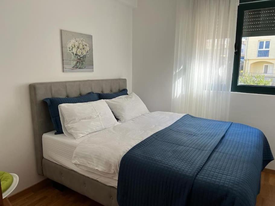 Modern Seaside Apartment With Balcony Tale Apartment โกตอร์ ภายนอก รูปภาพ